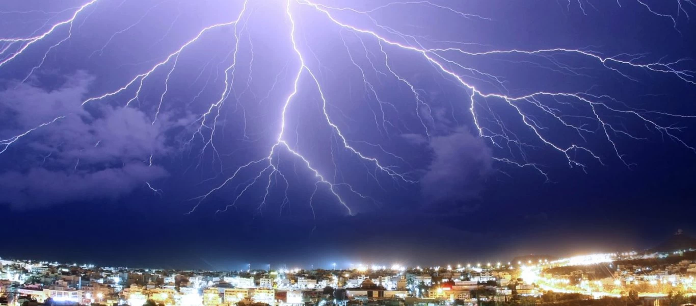 Δείτε τη στιγμή που κεραυνός χτυπά κεραία σε κατοικημένη περιοχή στον Εύοσμο (βίντεο)